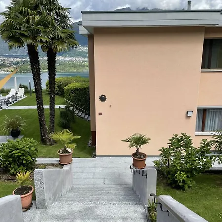 Apartman Holiday Casa Chimp 6 *